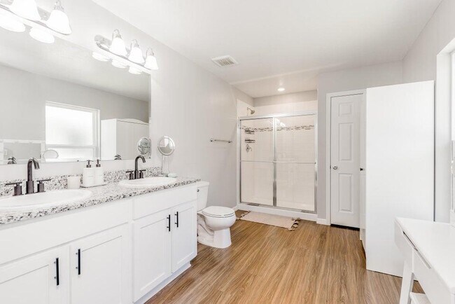 Building Photo - 5940 NW Pine Trail Cir