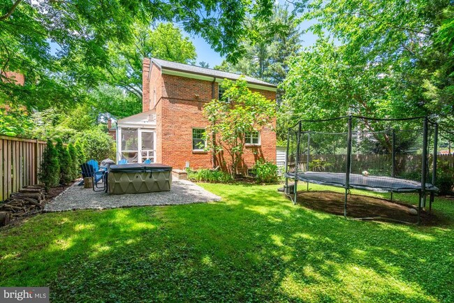 Building Photo - 5333 Saratoga Ave
