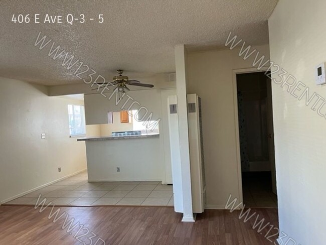 Building Photo - 2BD/1BTH SECOND FLOOR APARTMENT EAST PALMDALE