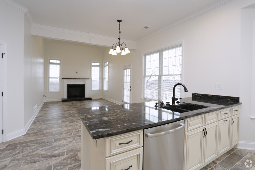 The Regency - Kitchen - The Pointe at Adams Ridge