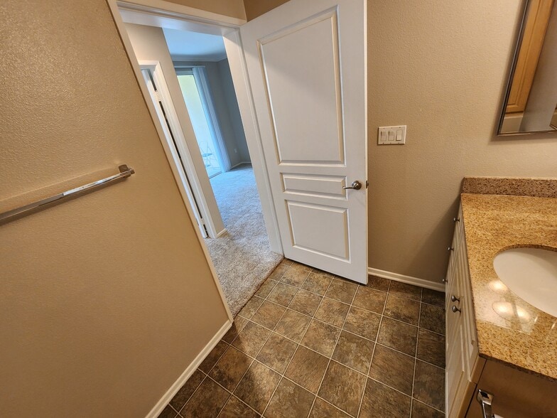 Building Photo - 2429 WATERMARKE Pl