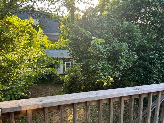 Building Photo - 122 N Springs Ct