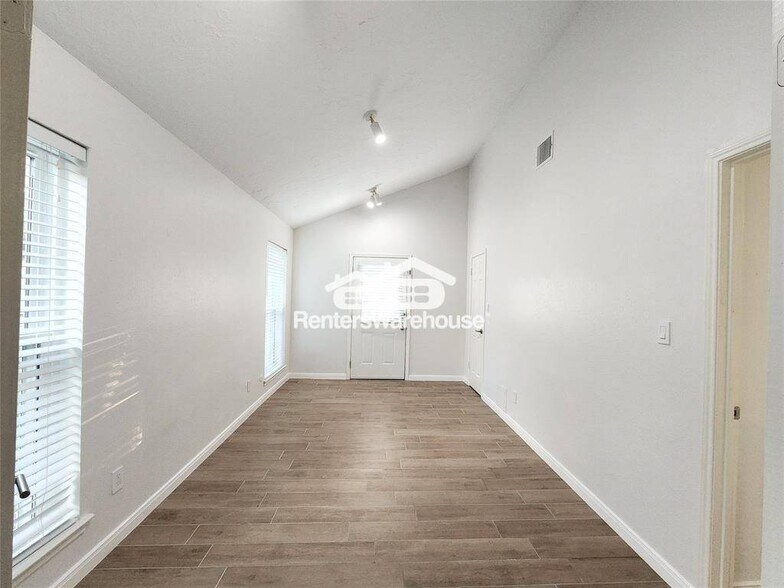 Building Photo - 12800 Briar Forest Dr