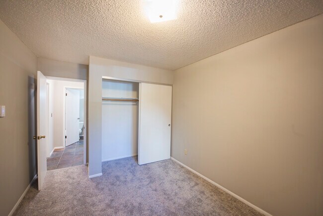Building Photo - 2562 Thorndyke Ave W