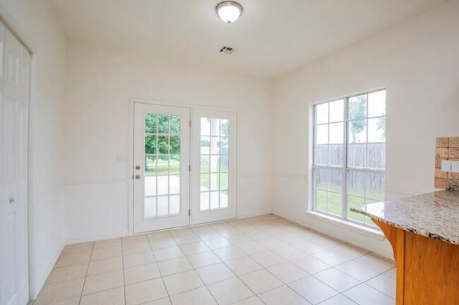 Building Photo - Great Location! Family House! 3 bedroom,  2.5 bathroom, large bonus room, 2 car garage