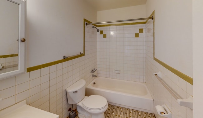 Building Photo - Convenient 1 Bedroom Condo close to train ...
