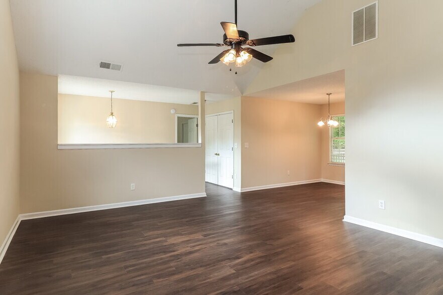 Building Photo - 409 Robin Hill Ln