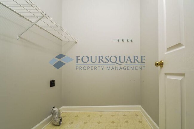 Building Photo - Townhome | 1st Floor Master Bedroom/ Full ...