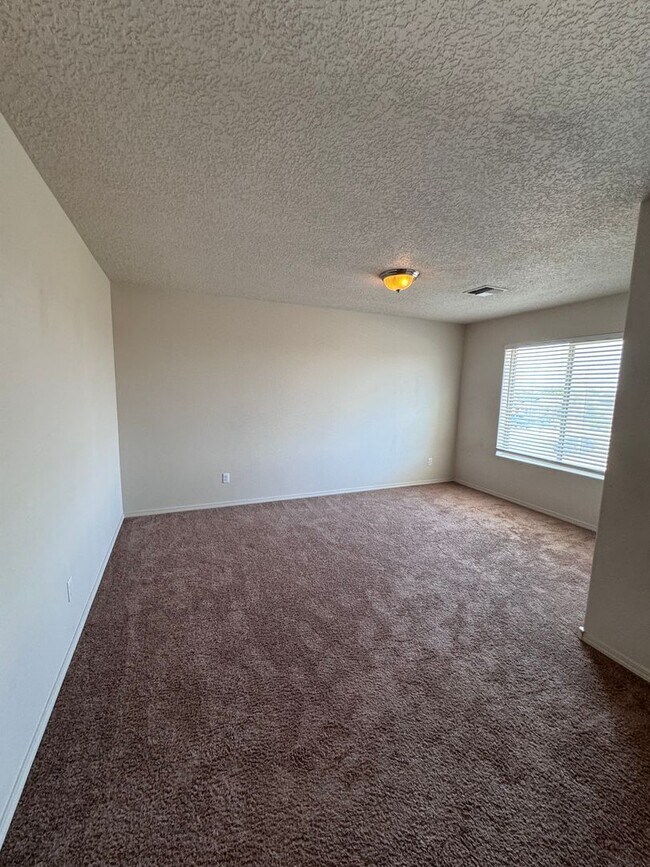 Building Photo - 4 bed home available now!