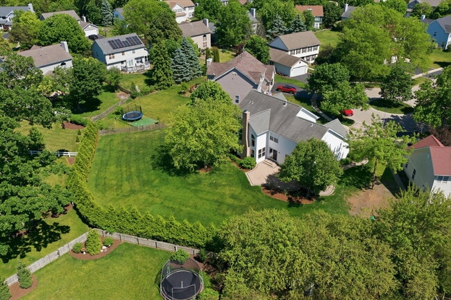 Building Photo - Spacious 4-Bedroom Home with Finished Basement and Modern Upgrades in Grayslake