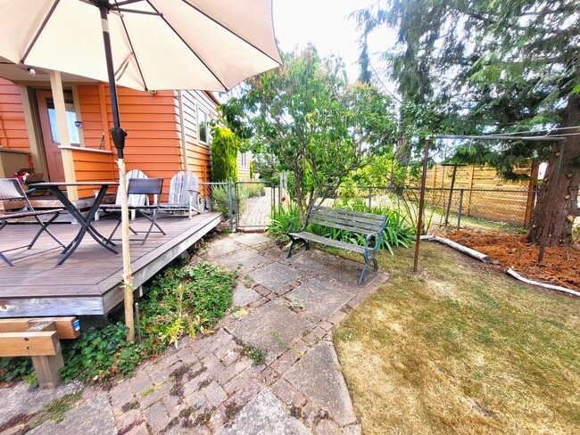 Building Photo - Charming Three Bedroom Home with Large Fen...