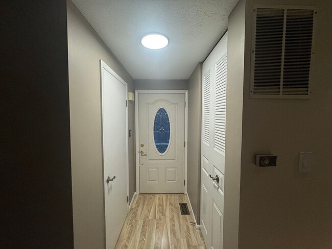 Building Photo - Available NOW!! 2 Beds 1.5 Bath Townhome