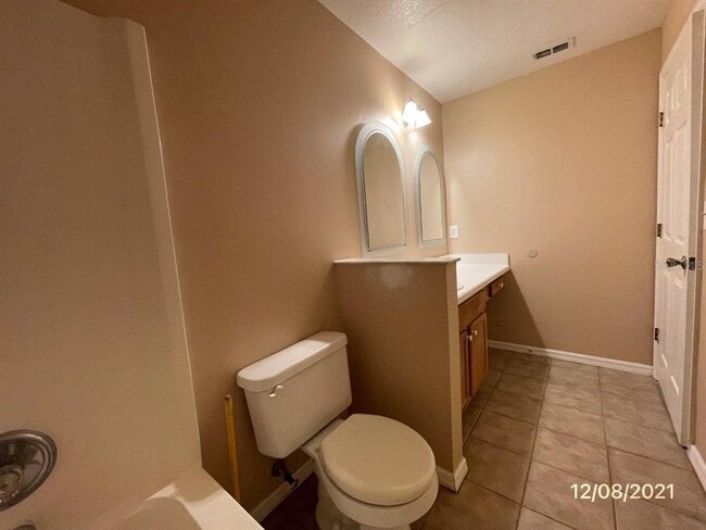 Building Photo - 551 Farmingham Ct
