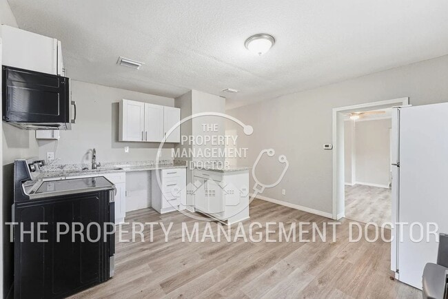 Building Photo - Rare Find! Spacious 2/1 Home on Huge Lot - Perfect for Work Vehicles, Boats & Pets