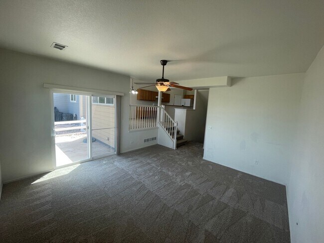 Building Photo - Beautiful 4 Bed, 3 Bath House in Maple Hill!