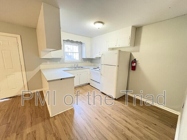 Building Photo - 1600 Oak Croft St