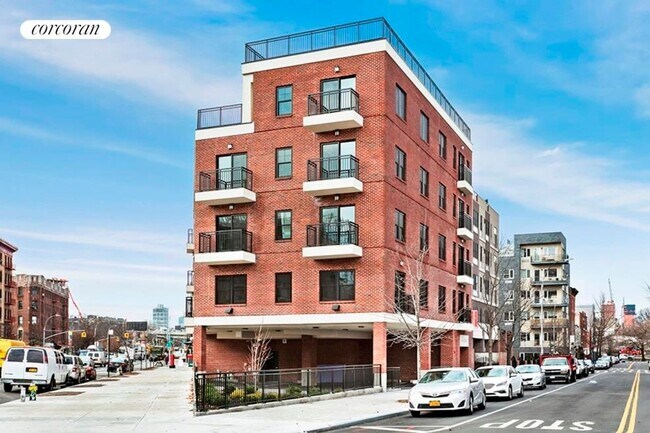 Building Photo - 460 Grand St