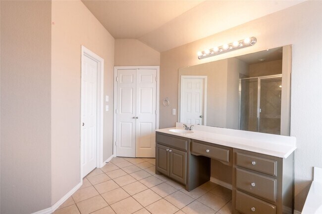 Building Photo - 2505 Vista Oaks Dr
