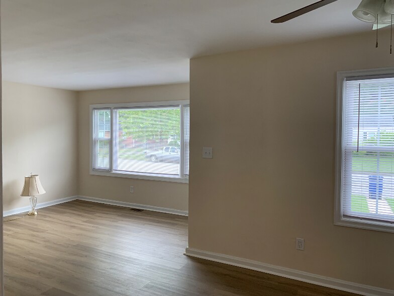 Building Photo - 631 Willow Dr