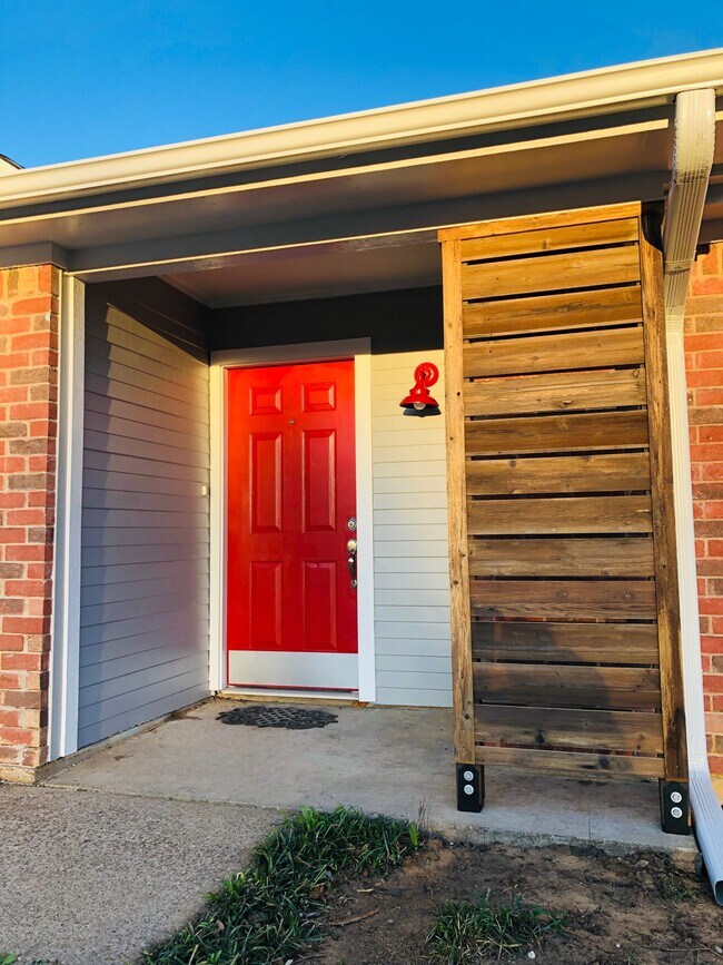 Building Photo - 5915 Cedar Ridge Dr