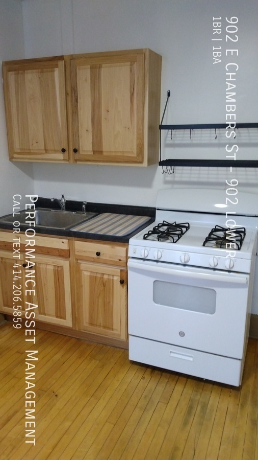 Building Photo - Charming 1BD+DEN/1BA Riverwest Lower