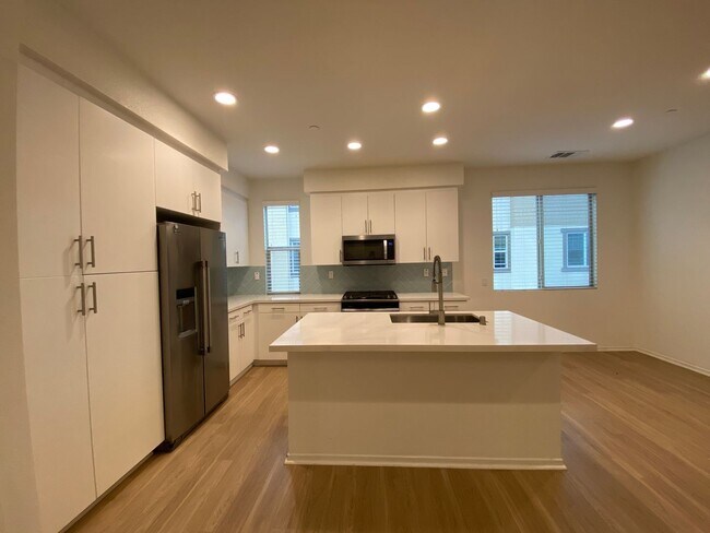 Building Photo - 3 bed, 3.5bath wihtin The Pacific Ridge Community in Oceanside