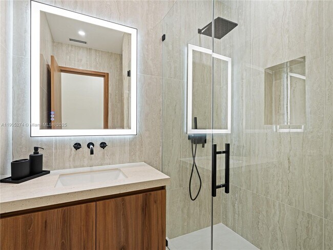 Building Photo - 543 NE 109th St