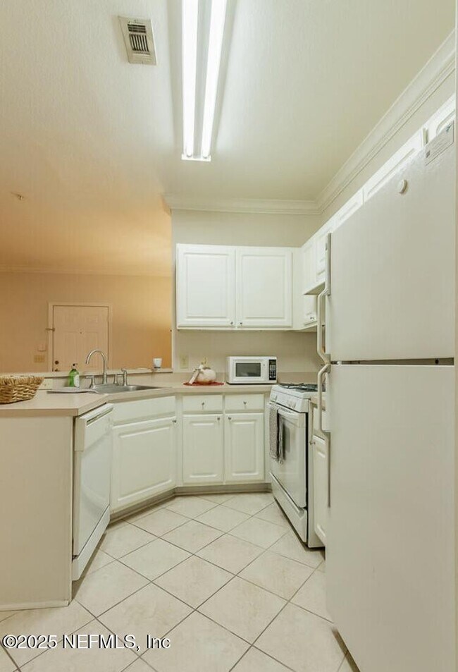 Building Photo - 13810 Sutton Park Dr N