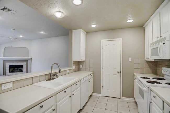 Building Photo - 8051 Bay Branch Dr