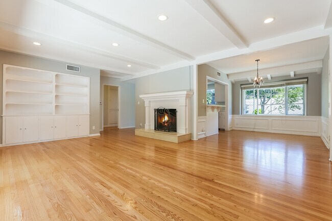 Traditional Charm - 4059 Woodman Cyn