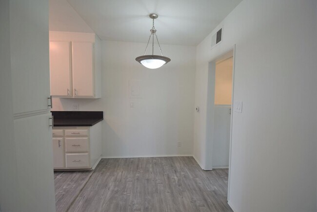 Building Photo - 4565 Hazeltine Ave