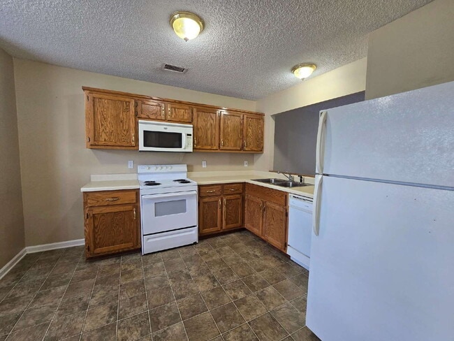 Building Photo - 2100 Ringgold Ct