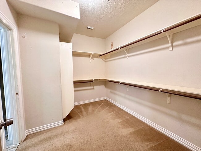 Building Photo - 2819 Lake Shore Harbour Dr