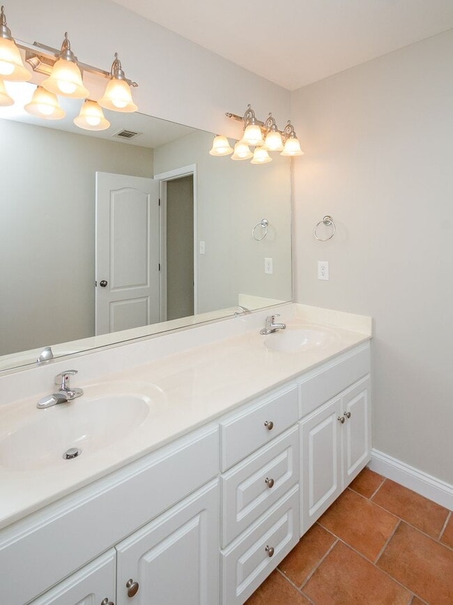 Building Photo - 823 Landing Dr