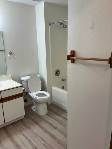 Building Photo - 803 Roundhouse Addn