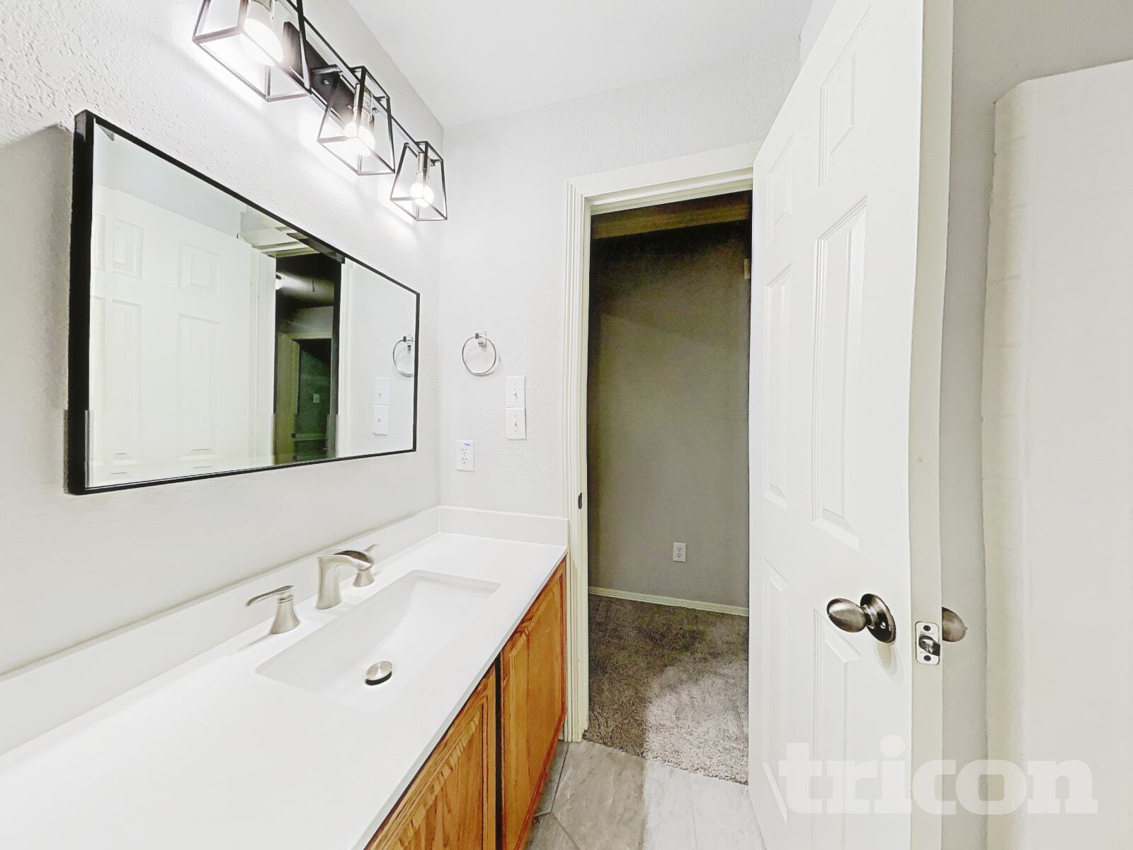 Building Photo - 2205 Highland Hills Dr