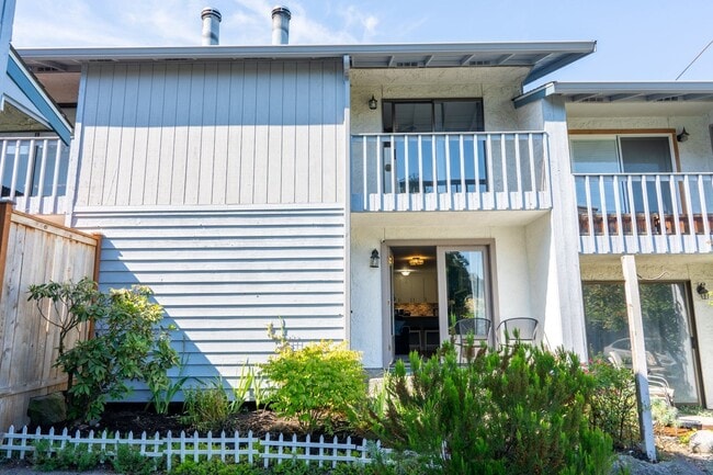 Building Photo - 2Bd/1.5Ba Shoreline Condo