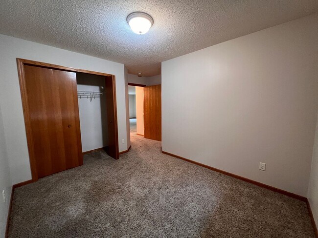 Building Photo - Great Single Level 2 Bedroom Townhome
