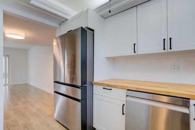 Building Photo - 18081 SE Country Club Dr