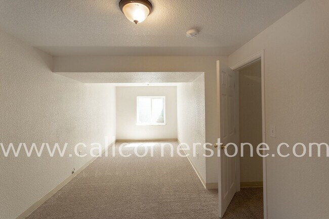 Building Photo - 940 Royal Crown Ln