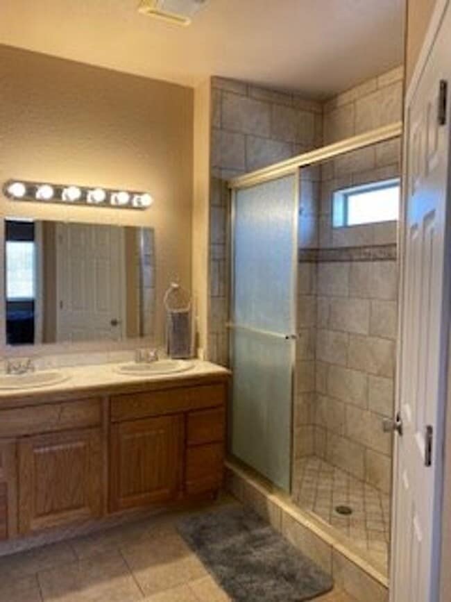 Building Photo - Fully Furnished: Beautiful 3 bedroom, 2 ba...