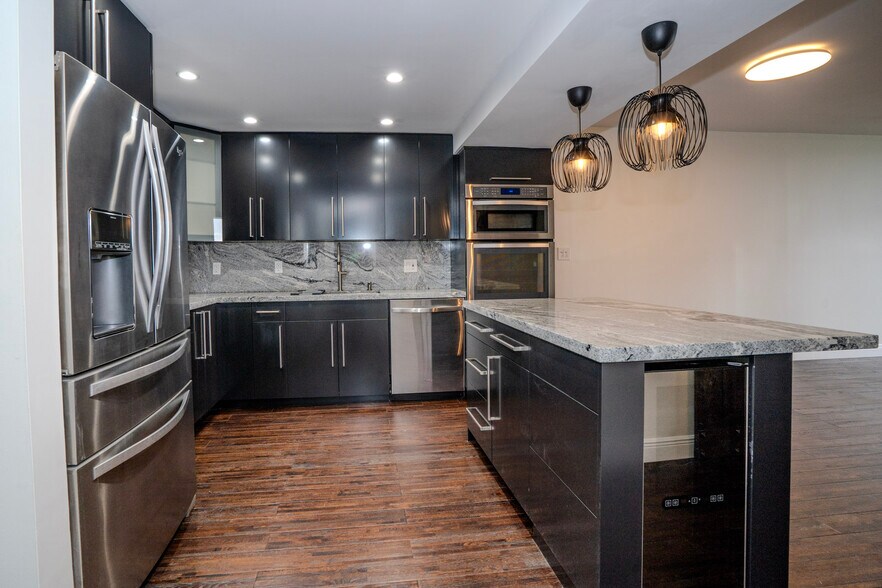 Kitchen - 500 Three Islands Blvd