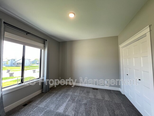 Building Photo - 2850 Sunflower Dr
