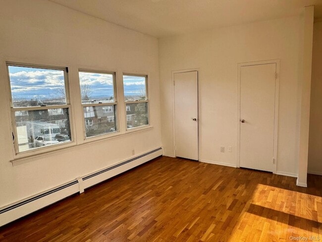 Building Photo - 10 Chaucer Ct