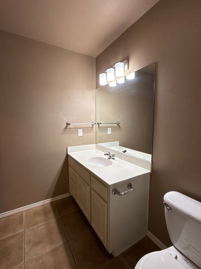 Building Photo - Welcome to this stunning 3-bedroom, 2-bathroom home located in the desirable Broken Arrow, OK.