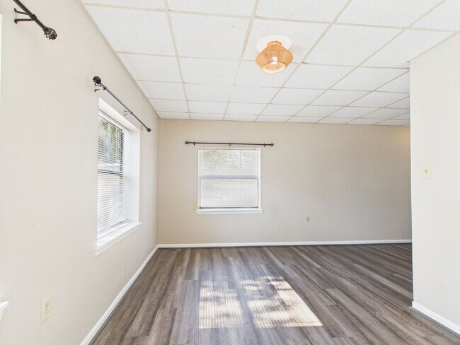 Building Photo - 321 W Park St