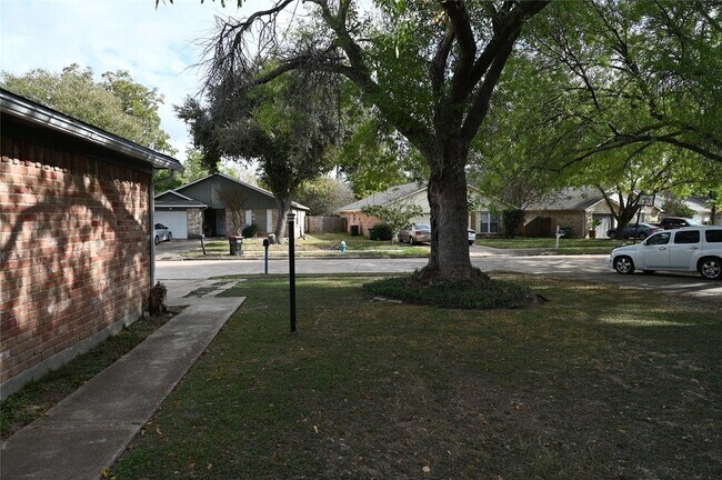 Building Photo - 22119 Singing Spurs Dr