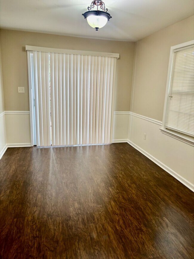 Building Photo - 3 bedroom/1.5 bathroom-Courthouse Green