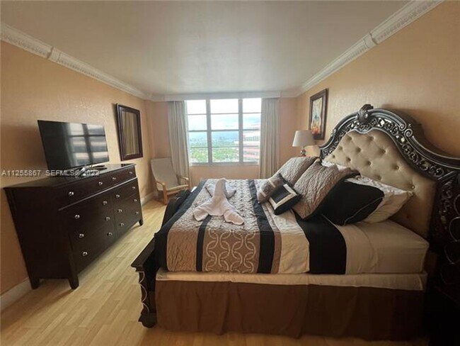 Building Photo - 5161 Collins Ave