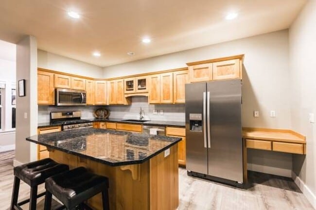 Building Photo - Amazing Updated Braeburn Townhome close to all Bend has to offer!